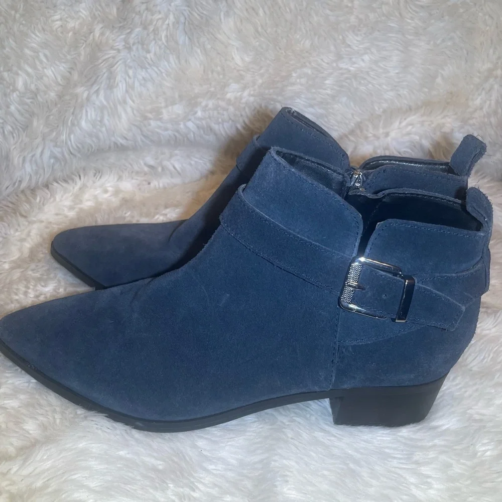 Marc fisher women’s navy blue Suede Ankle Boots size 8